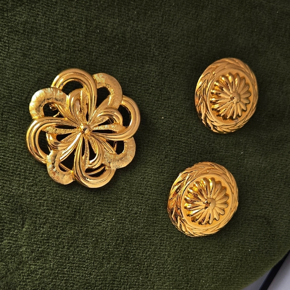 Vintage Gold Tone Flower Scarf Clip and Earring Set